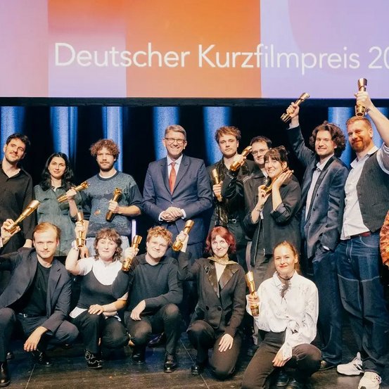 Staatsminister WOlfram Weimer mit den Gewinnerinnen und Gewinnern des Deutschen Kurzfilmpreises 2025.