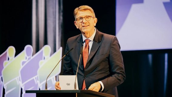 Staatsminister Weimer hält eine Rede beim Deutschen Kurzfilmpreis 2025.