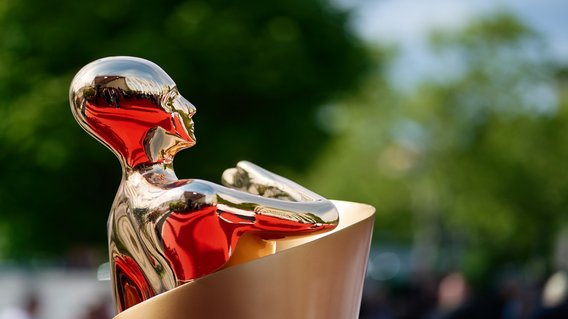 Seitenansicht der Goldenen Lola